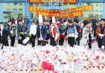 大庆一酒店每年砸名酒空瓶3万