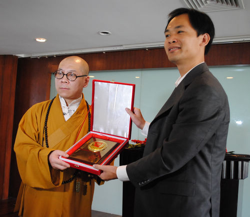 北高峰灵顺寺住持印旭法师接受杭州慈善总会授予的慈善奖牌