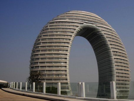 位于太湖南岸,是浙江湖州"世界第九湾"的标志性建筑,由上海飞洲集团