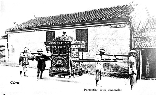 早期的文监师路(现在塘沽路)四人抬轿场景,约摄于1870年代.jpg
