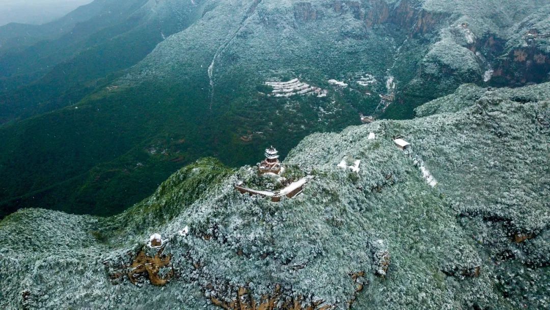 云丘山景区下雪了!最美四月桃花雪,让你的浪漫由此开启……