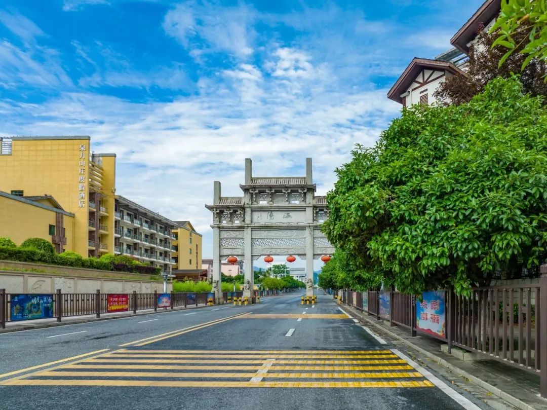 来了就不想走的温汤,何以掀起房车旅行热潮?
