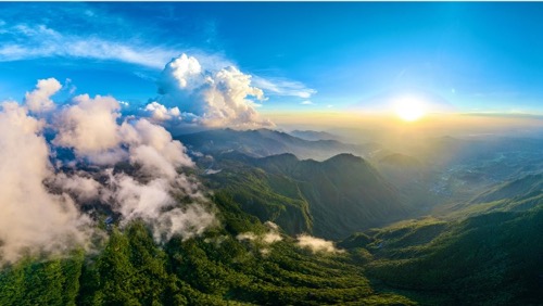 总要来明月山景区云谷飞瀑拍一次宿命感爆棚的战国袍吧~