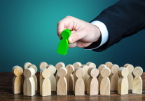 万科公告：郁亮因到龄退休辞任董事及执行副总裁