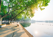 杭州春节假期接待游客1974.36万人次，旅游收入127亿元