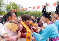 秋雨无阻思乡人 洪洞大槐树景区国庆雨中演出互动显温情