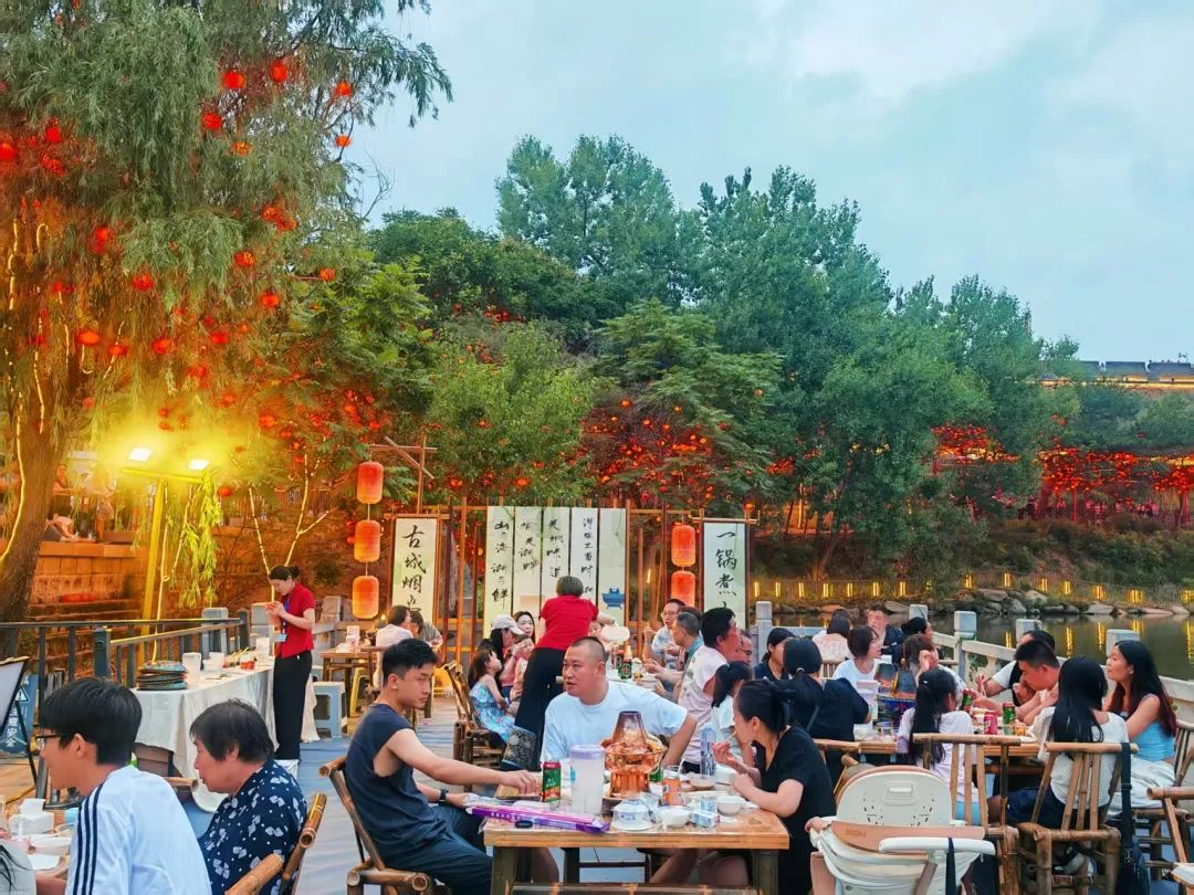 夜游上新!山海关景区湖畔浑锅宴今日鲜香来袭