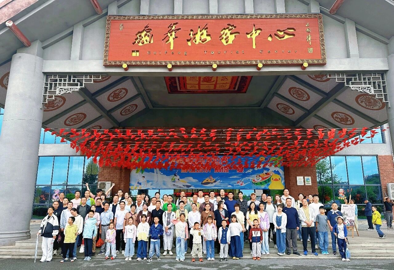 金秋丹霞迎客来!龟峰再迎东北千人专列,这场相遇太暖了~