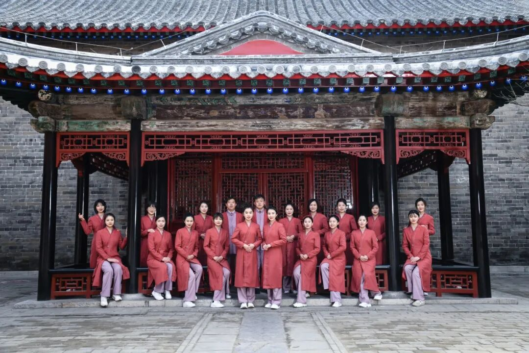 在三孔景区沉浸式祈福拜师,开启文化传承之旅!