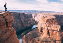 龙冈旅游业绩快报:净利润7114.67万元 同比增长3%