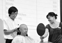 三亚一酒店总经理为筹善款甘剃光头