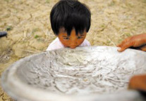 西南大部分地区干旱 民众齐心抗旱