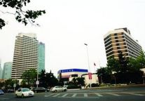 青岛25年海天大酒店将拆除 年轻酒店争相比高