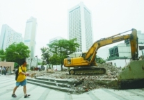金陵饭店购物中心裸拆 被责令整改