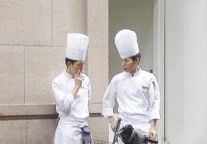 和平饭店员工通道口扎堆过烟瘾 烟蒂随手抛