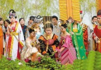旅游劲吹“民族特色风”