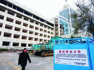 环海凯莱大酒店门前贴出了停业通知