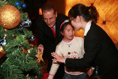 13名孤盲儿童点亮北京万达索菲特大饭店圣诞树