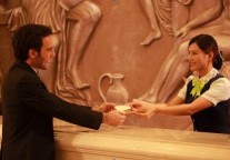 中档酒店服务升级 维也纳首创多语种外宾服务模式