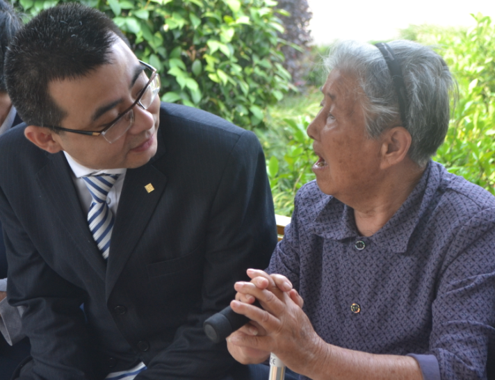 酒店领导和老人一起唠家常