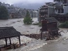 凤凰古城沿江客栈全部被淹 封城谢客