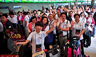 中国旅游新规:公共场合禁止抠鼻 导游可举报游客
