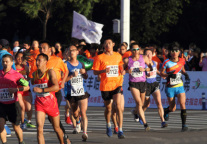 再见雾霾!柏栎奔跑最美西昌邛海马拉松赛道