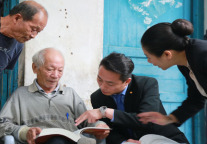 儋州迎宾馆看望敬老院老人举办爱心义卖