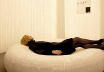 惊呆了 酒店客房的家居都是纸做的