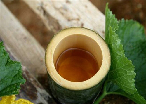 据说,这款客家保健竹酒是种进竹子里,酒竹共融,经过二次发酵而成,基