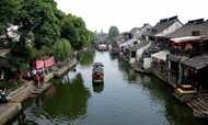 千面古镇游人如织 精品民宿何去何从