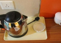 电热水壶煮内裤 你家酒店卫生合格吗？