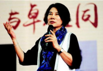 发飙的董阿姨可能做好一个“服务员”?