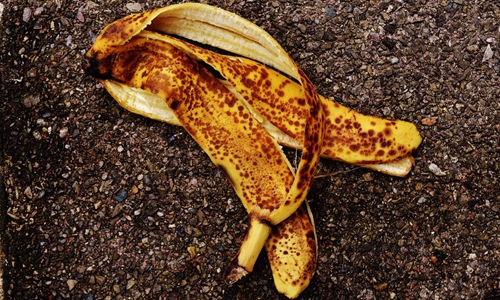 客人踩到自己扔的香蕉皮摔伤起诉酒店 怎么办?