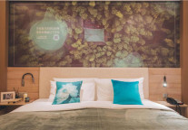 亚朵联手蚂蜂窝打造快闪酒店 “房+X”战略深度落地