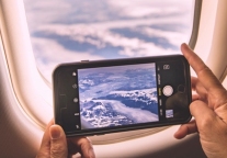 飞机上能玩手机？民航局：条件已成熟
