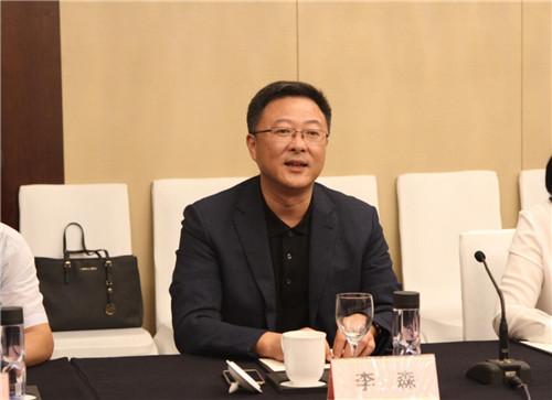 高新控股公司总经理陈延国先生(左)与南京金陵酒店管理公司总裁陈雪明