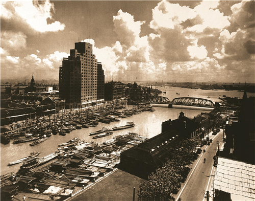 她就是百老汇大厦,现在的上海大厦.