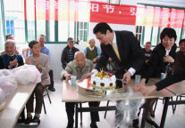 远洲大酒店中层领导到庄桥敬老院慰问活动