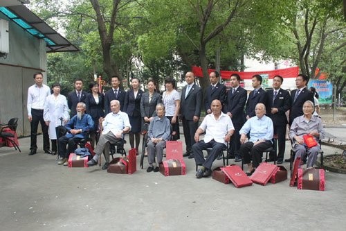 酒店管理层和社区老年人合影