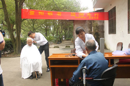 山庄给社区老人义务理发，量血压