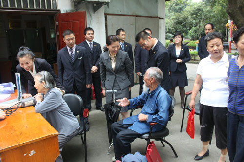 许总慰问98岁老人