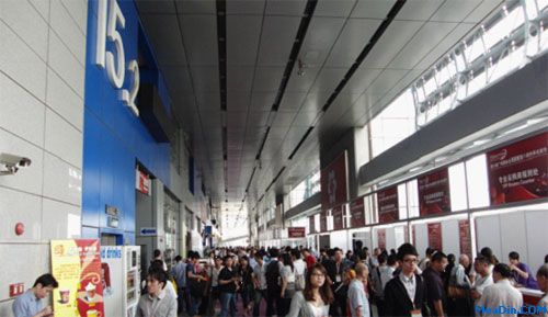 图：第六届广州国际名酒展展会现场，专业采购商报到处人潮涌涌。