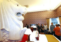 新加坡“鱼尾狮酒店”是个新鲜有趣的体验 