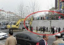 青岛海英达酒店员工摆“人墙”阻挠拆迁