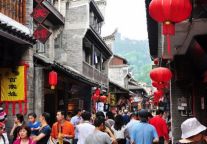 “五一”小长假 湖南凤凰古城迎客忙