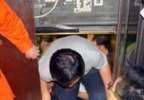 福州阿波罗大酒店电梯超载“罢工”23人悬空