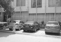 安庆：酒店设置路障“圈地” 人行道变身免费停车场