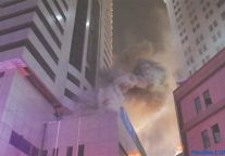 青岛饭店厨房起火 及时疏散未造成人员伤亡