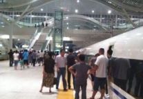 京沪高铁故障二十多趟列车延误 乘客中暑晕倒